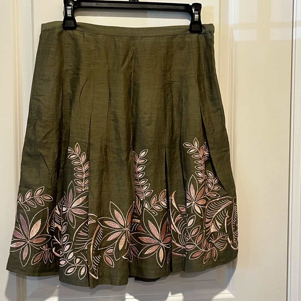 NWT Tommy Bahama Silk Green Pleated Skirt with Embroidered flowers